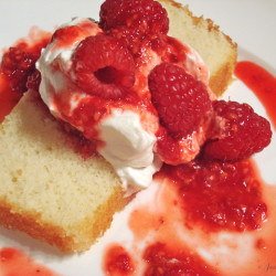 Cake with cream and berries